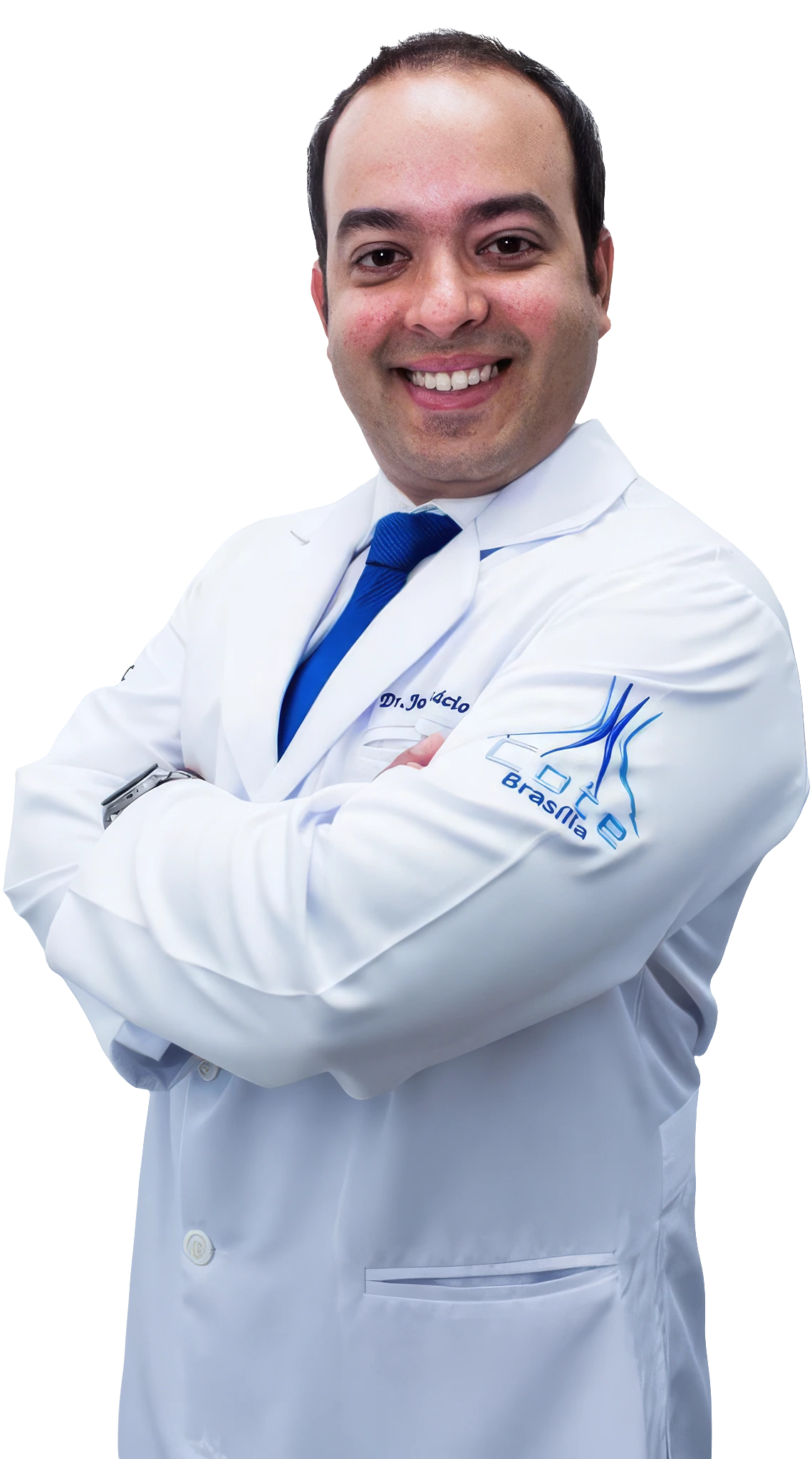 Dr. José Inácio, cirurgião ortopedista, de jaleco branco e braços cruzados